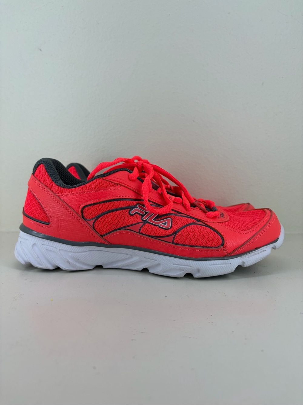 Fila Woman Neon Coral-Red Lace-Up Sneakers size 6